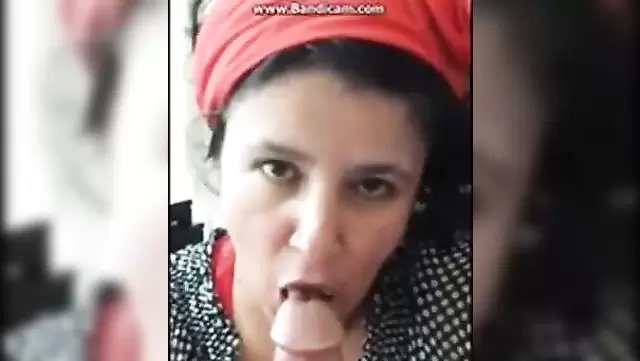 میلـف ترک توسط یه پسر حسابی تو دهنش گاییده میشه.